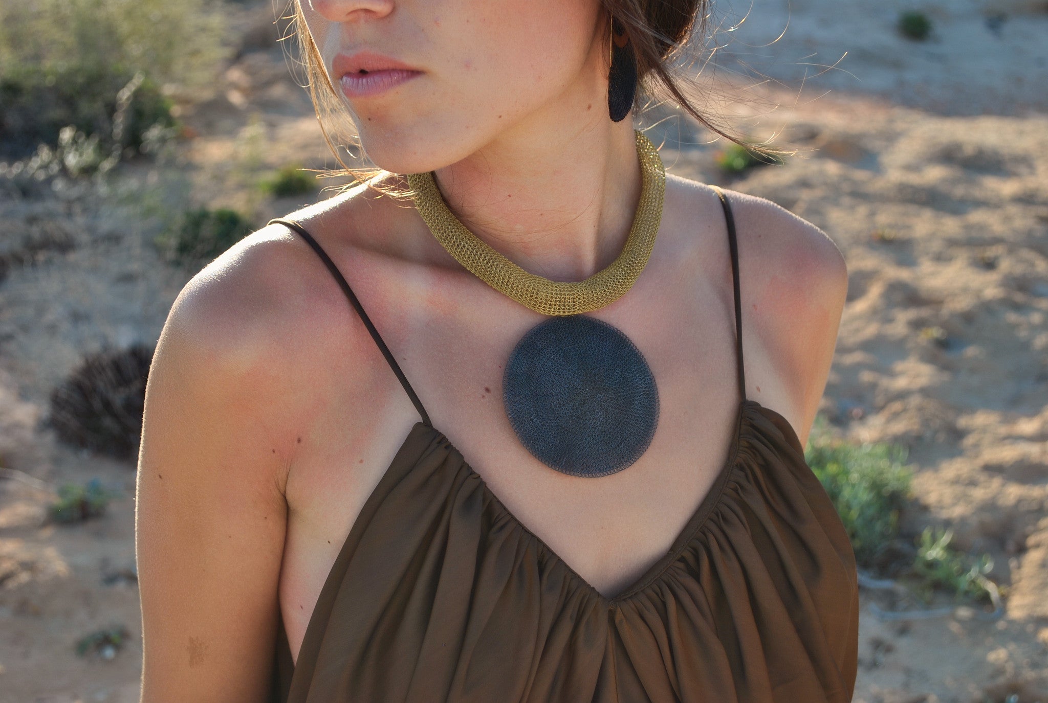 Modelo luciendo Choker Inti de crochet metálico tejido a mano