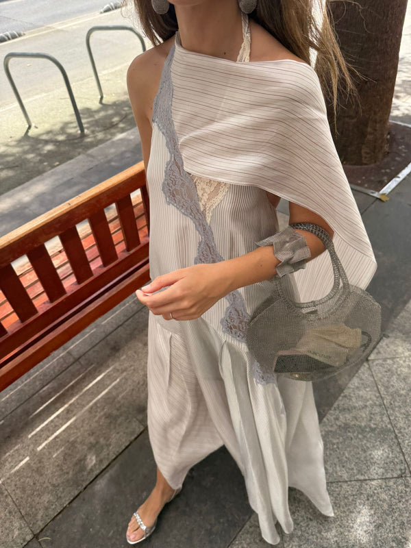 Chica con Bolso Nusa plata de crochet metálico tejido a mano