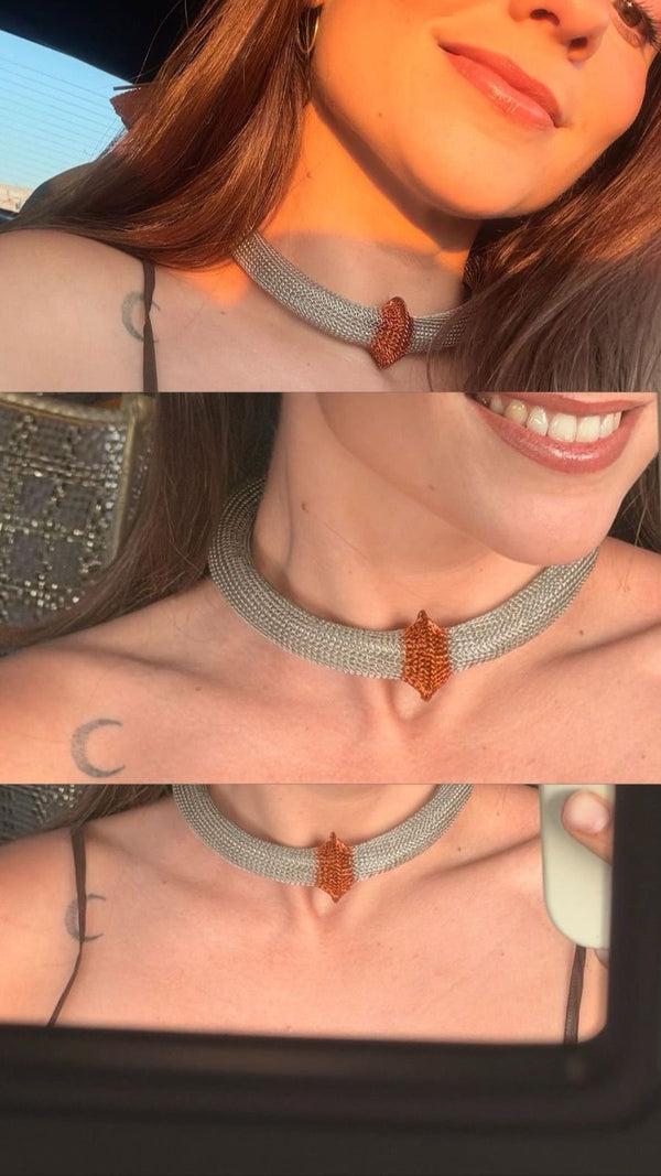 Chica luciendo choker SAYA en su día a día